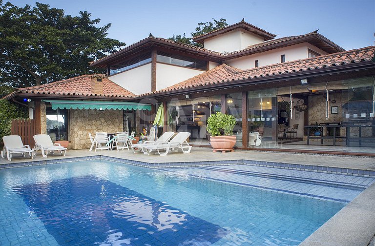 Linda casa, pé na areia da praia da Ferradura, com cinco suí