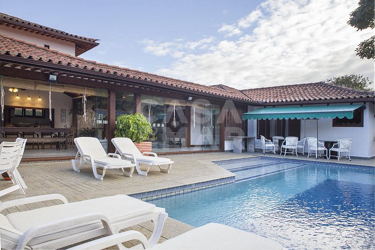Linda casa, pé na areia da praia da Ferradura, com cinco suí
