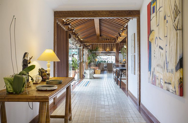 Linda casa, pé na areia da praia da Ferradura, com cinco suí