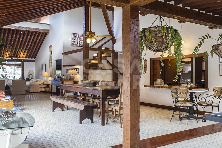 Linda casa, pé na areia da praia da Ferradura, com cinco suí