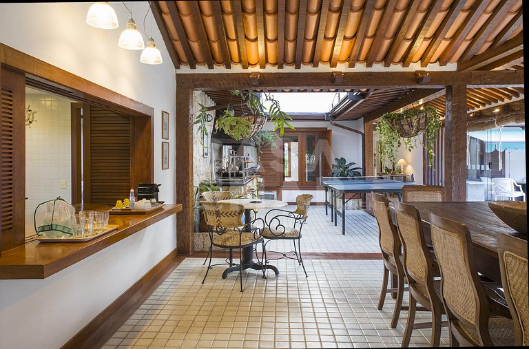 Linda casa, pé na areia da praia da Ferradura, com cinco suí