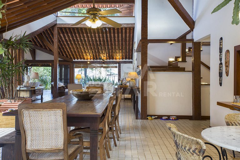 Linda casa, pé na areia da praia da Ferradura, com cinco suí