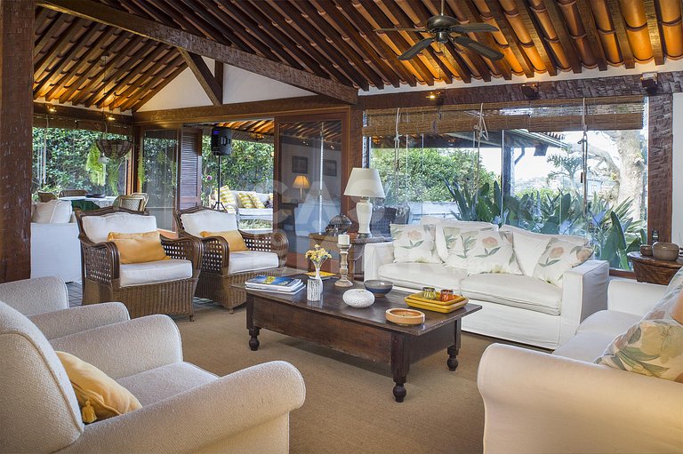 Linda casa, pé na areia da praia da Ferradura, com cinco suí