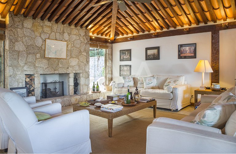 Linda casa, pé na areia da praia da Ferradura, com cinco suí