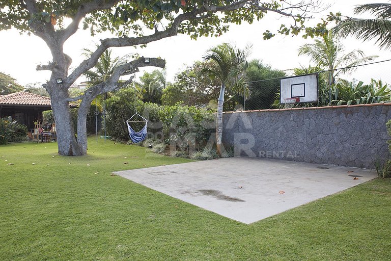 Linda casa, pé na areia da praia da Ferradura, com cinco suí
