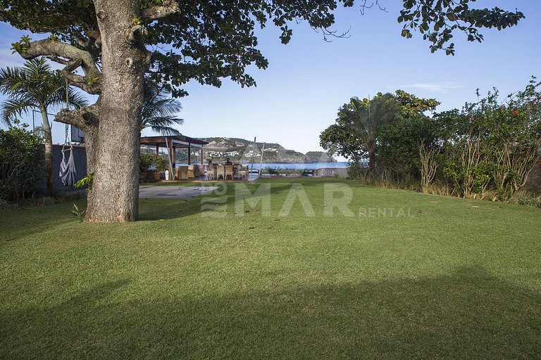 Linda casa, pé na areia da praia da Ferradura, com cinco suí