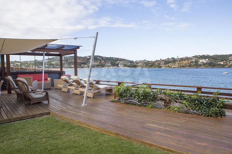 Linda casa, pé na areia da praia da Ferradura, com cinco suí