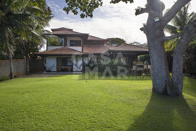 Linda casa, pé na areia da praia da Ferradura, com cinco suí