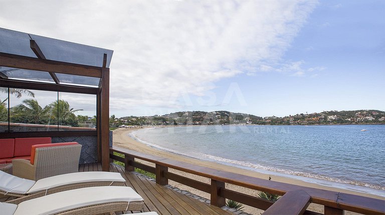 Linda casa, pé na areia da praia da Ferradura, com cinco suí
