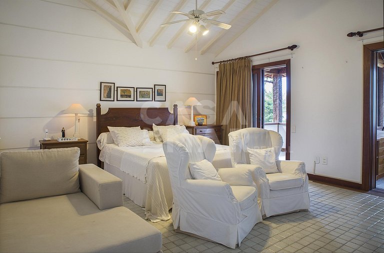 Linda casa, pé na areia da praia da Ferradura, com cinco suí