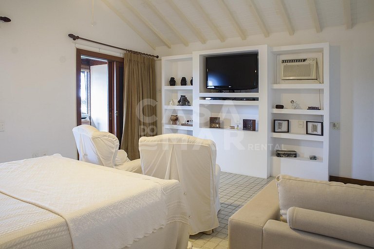 Linda casa, pé na areia da praia da Ferradura, com cinco suí