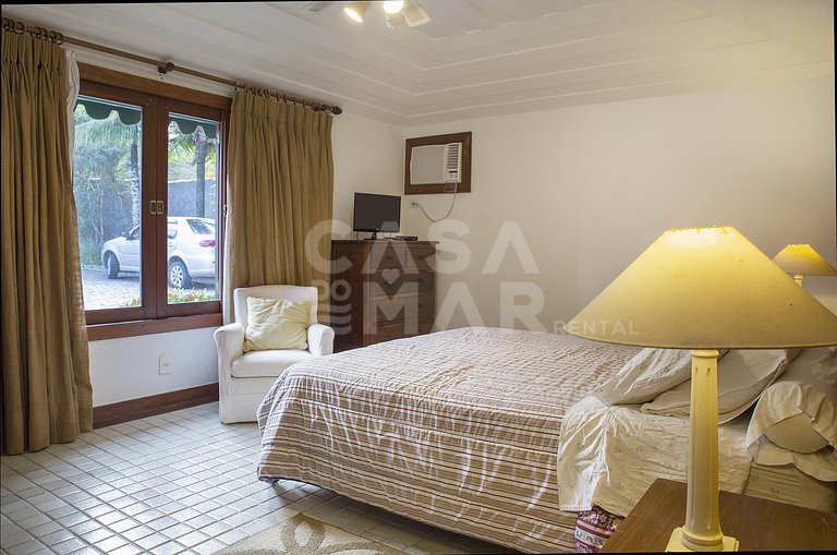 Linda casa, pé na areia da praia da Ferradura, com cinco suí