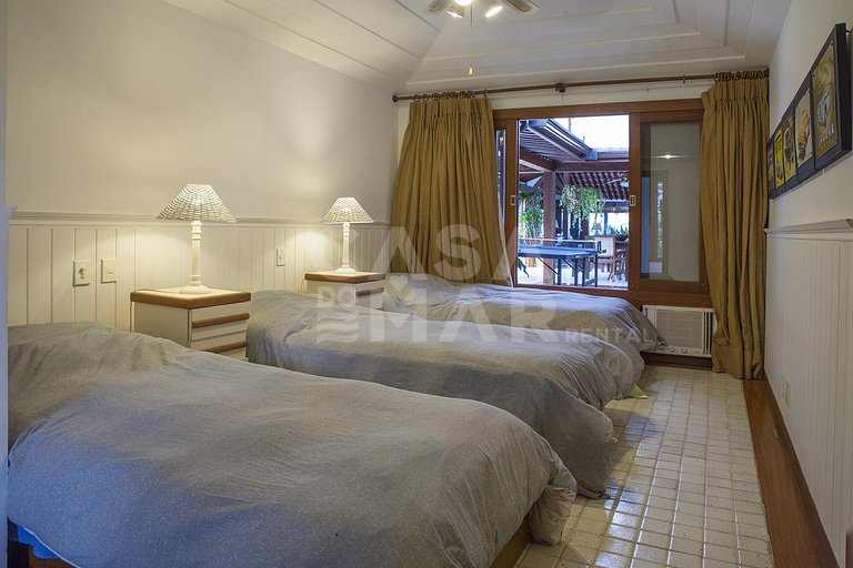 Linda casa, pé na areia da praia da Ferradura, com cinco suí