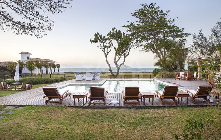Villa com 12 suítes, de frente para a praia, privacidade