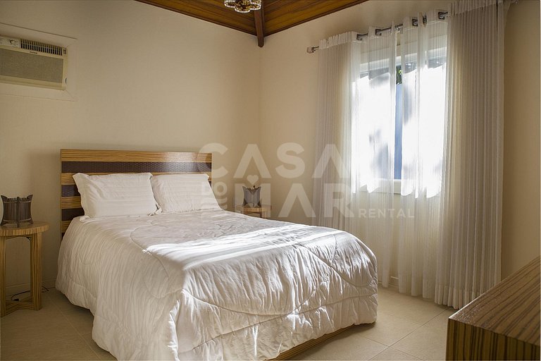 Linda casa com 6 quartos, localizada na Ferradura