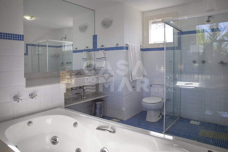 Beautiful house with 6 bedrooms, located in Ferradura