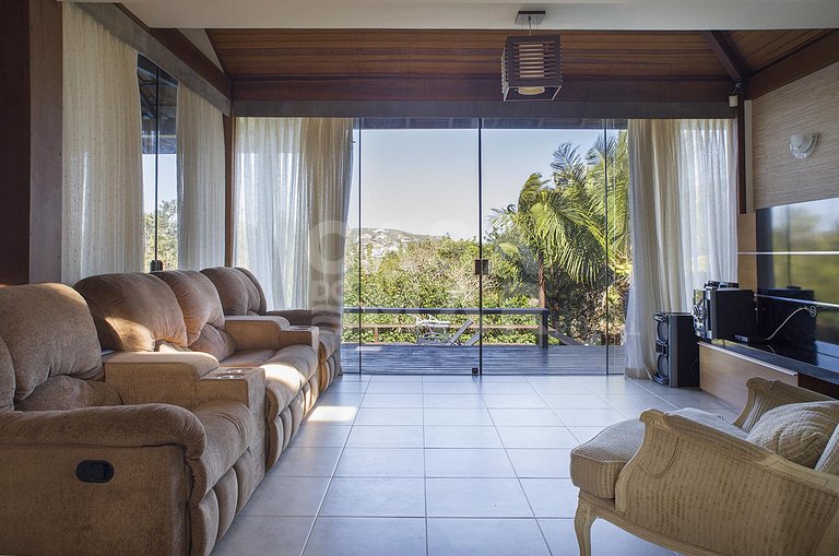 Beautiful house with 6 bedrooms, located in Ferradura