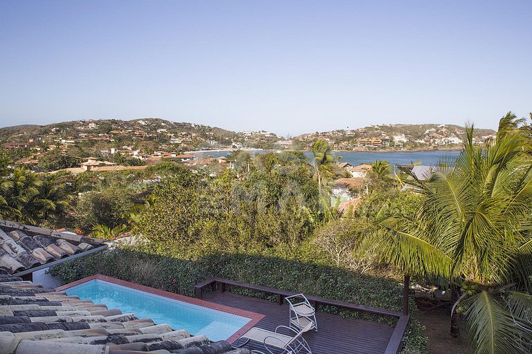 Linda casa com 6 quartos, localizada na Ferradura