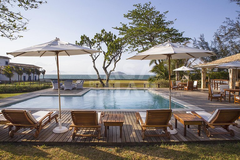 Villa com 12 suítes, de frente para a praia, privacidade