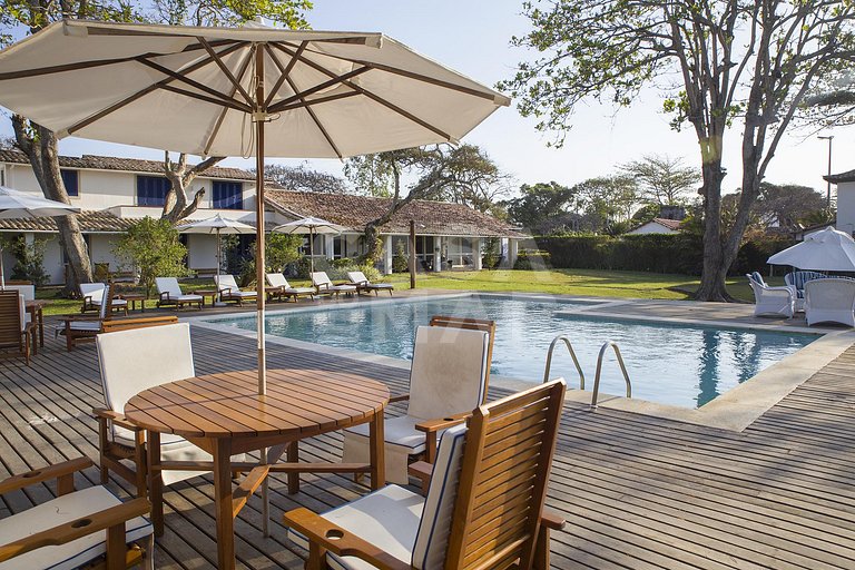 Villa com 12 suítes, de frente para a praia, privacidade
