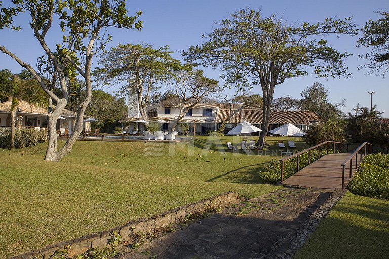 Villa com 12 suítes, de frente para a praia, privacidade
