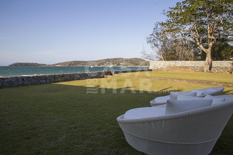 Villa com 12 suítes, de frente para a praia, privacidade