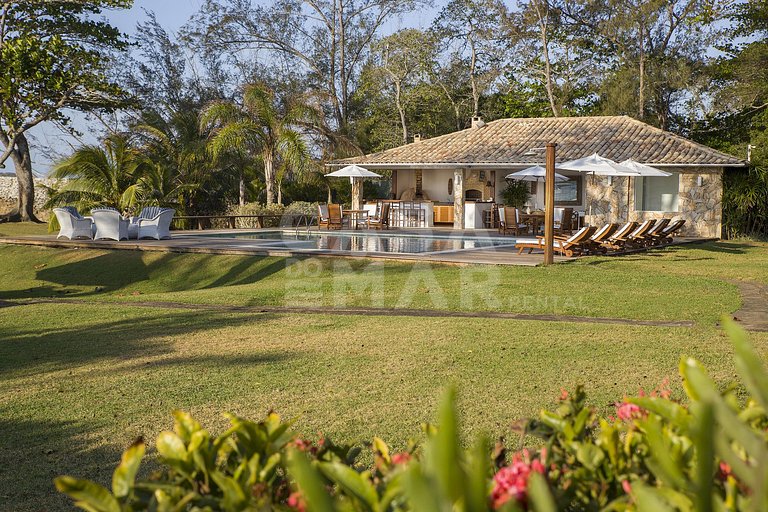 Villa com 12 suítes, de frente para a praia, privacidade