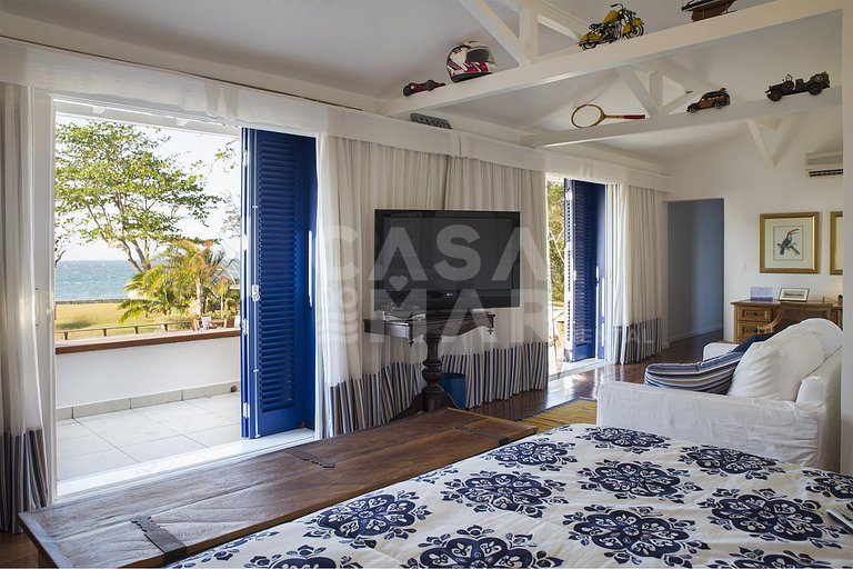 Beautiful Villa with twelve suites, standing on the sand of