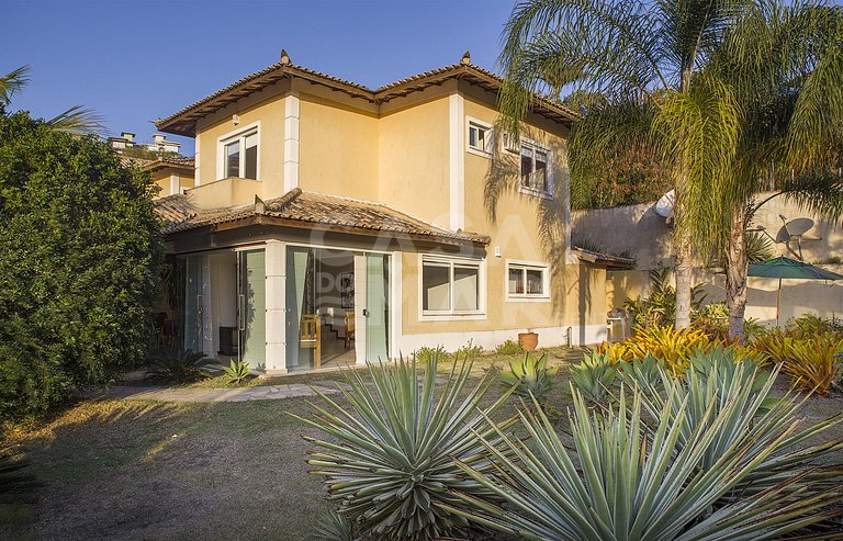 Linda casa com quatro suítes, em condomínio próximo à Praia
