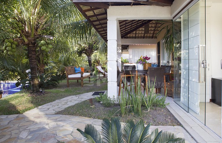 Linda casa com quatro suítes, em condomínio próximo à Praia