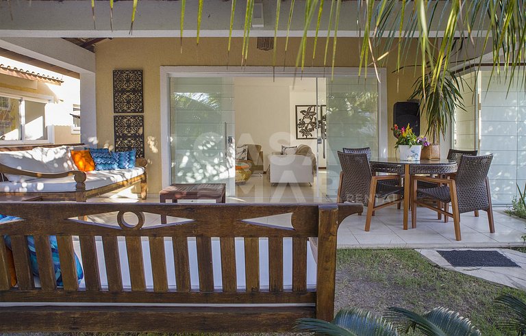 Linda casa com quatro suítes, em condomínio próximo à Praia