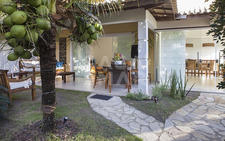 Linda casa com quatro suítes, em condomínio próximo à Praia