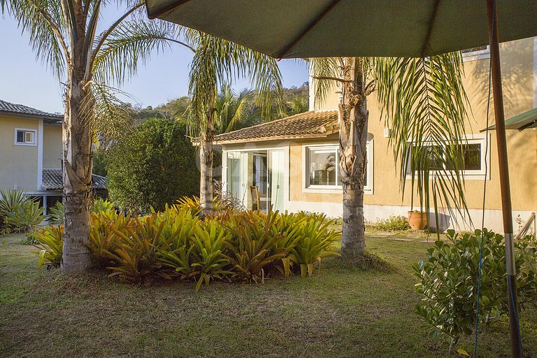 Linda casa com quatro suítes, em condomínio próximo à Praia