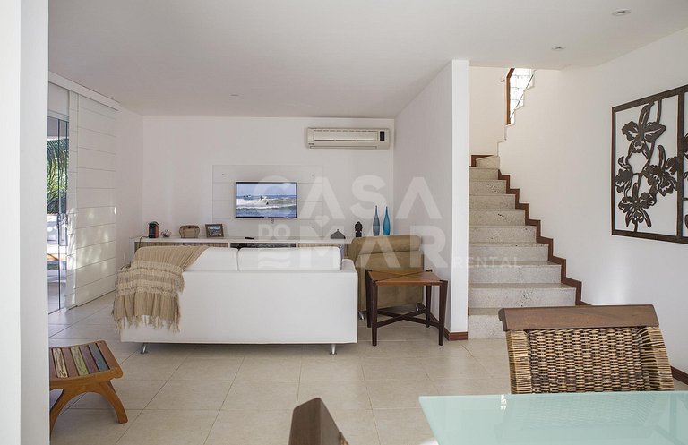 Linda casa com quatro suítes, em condomínio próximo à Praia