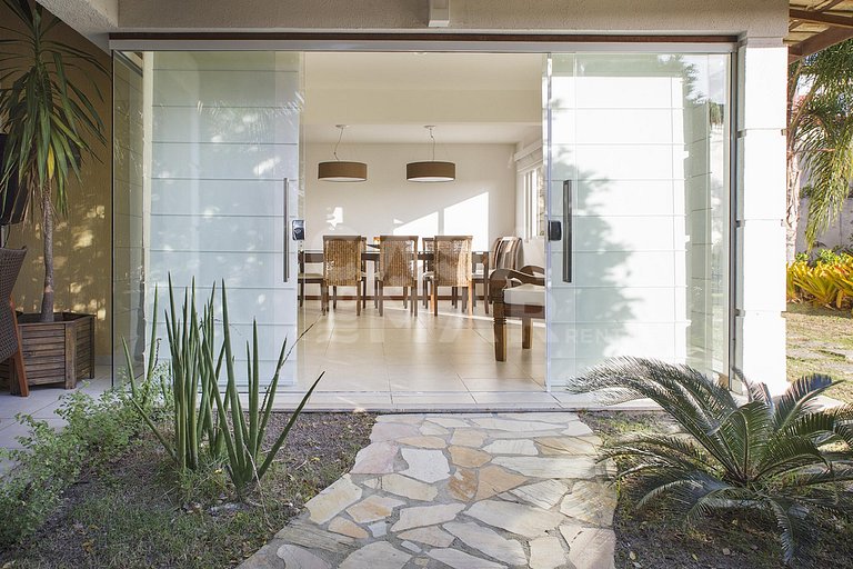 Linda casa com quatro suítes, em condomínio próximo à Praia