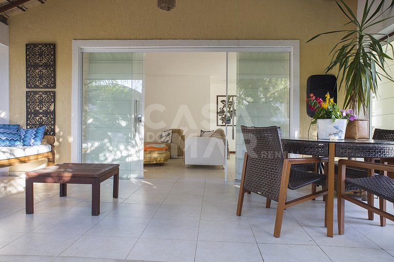 Linda casa com quatro suítes, em condomínio próximo à Praia
