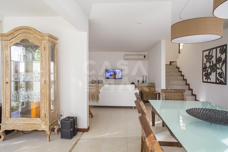 Beautiful house with four suites, in a condominium close to