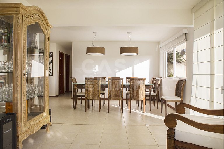 Beautiful house with four suites, in a condominium close to