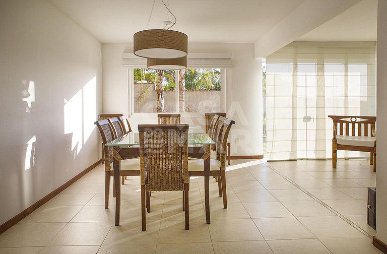 Beautiful house with four suites, in a condominium close to