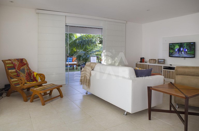 Linda casa com quatro suítes, em condomínio próximo à Praia