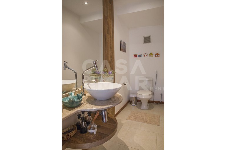 Beautiful house with four suites, in a condominium close to