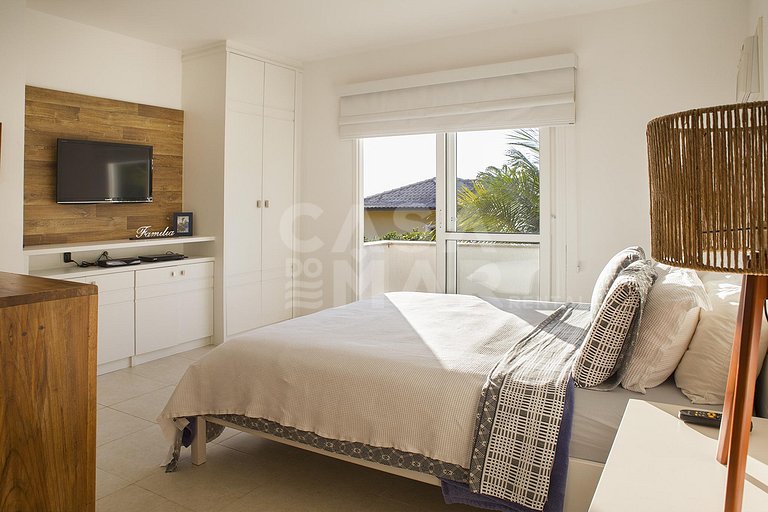 Beautiful house with four suites, in a condominium close to