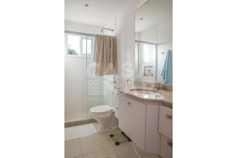 Beautiful house with four suites, in a condominium close to