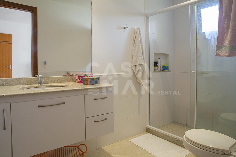 Linda casa com quatro suítes, em condomínio próximo à Praia