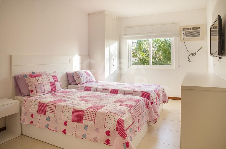 Linda casa com quatro suítes, em condomínio próximo à Praia