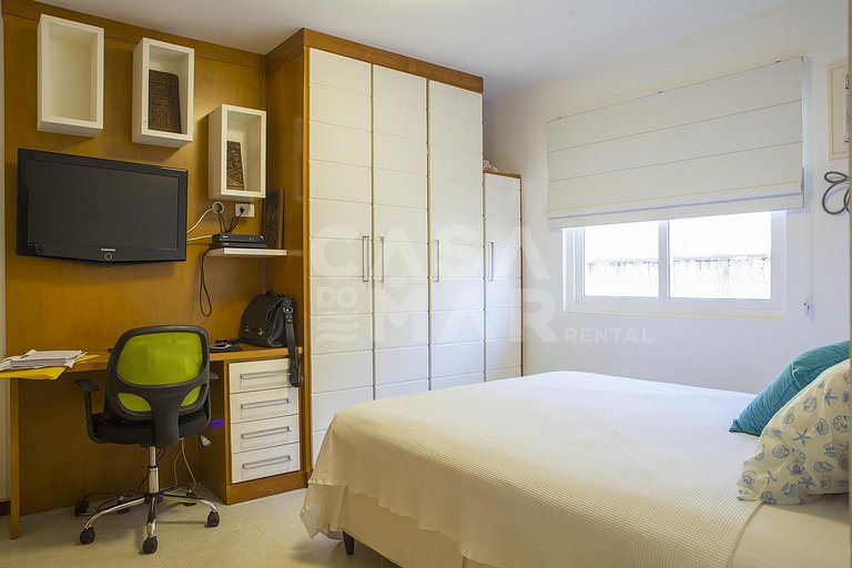 Linda casa com quatro suítes, em condomínio próximo à Praia