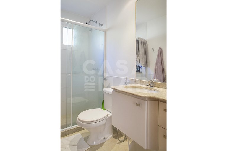 Beautiful house with four suites, in a condominium close to