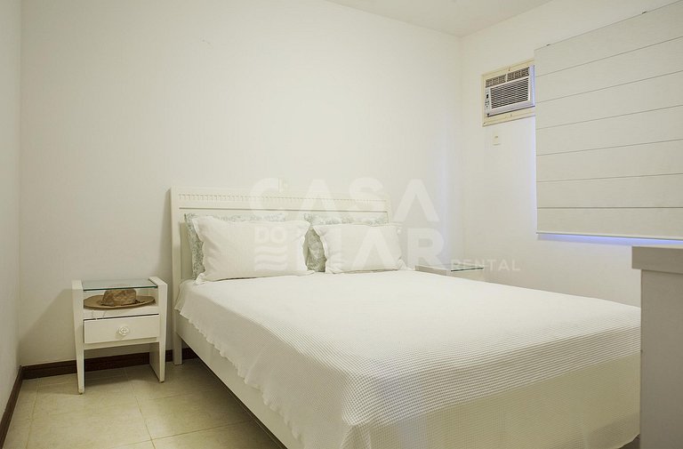 Linda casa com quatro suítes, em condomínio próximo à Praia