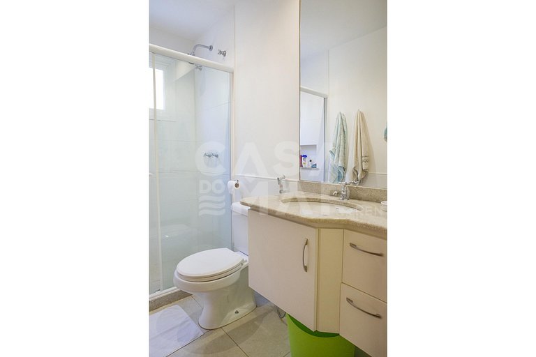 Beautiful house with four suites, in a condominium close to