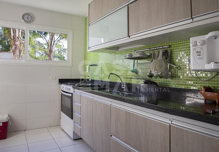 Linda casa com quatro suítes, em condomínio próximo à Praia
